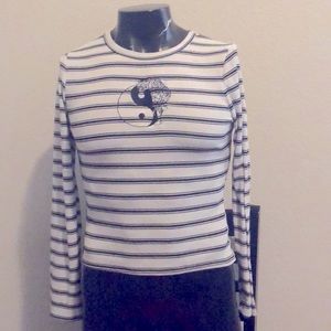 Black and white long sleeves shirt size XL